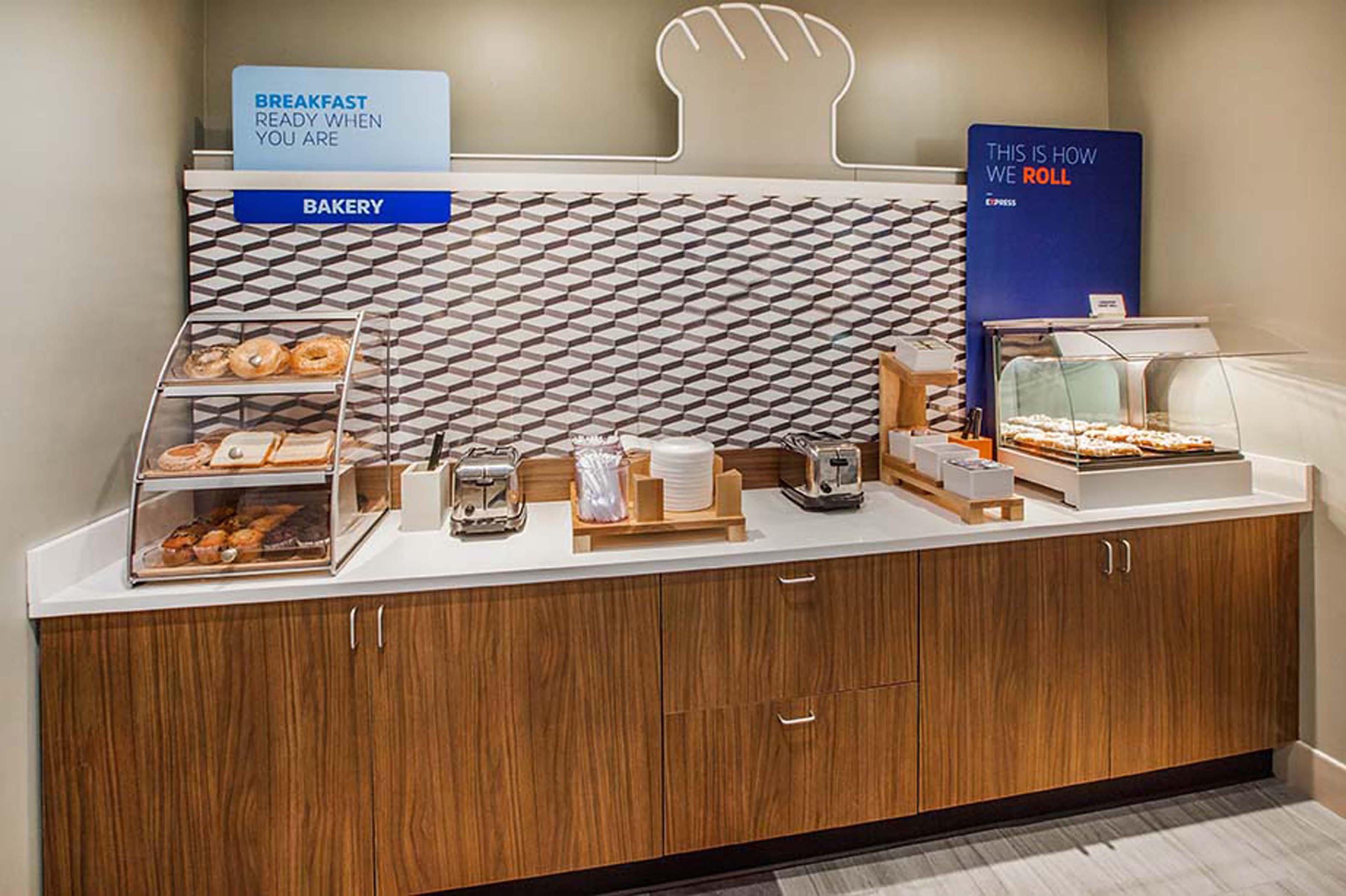 Holiday Inn Express Jamestown By Ihg Exterior foto